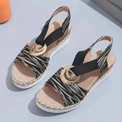 Sandali estivi donna con zeppa, motivo zebrato, cinturino elastico nero, decorazione dorata, suola in gomma bianca, perfetti per moda casual.
