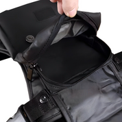Zaino nero in pelle sintetica con tasca aperta, cerniera robusta e design elegante. Ideale per viaggi, lavoro e uso quotidiano.