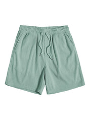 Pantaloncini corti verde menta in tessuto a coste, con elastico in vita e laccetti regolabili. Design casual estivo, ideale per uomo.