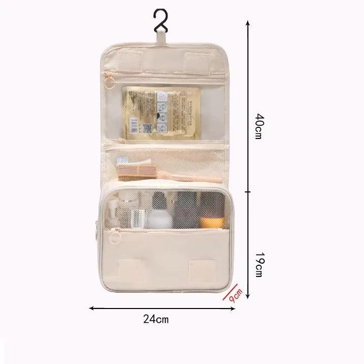 Organizer da viaggio beige appeso, dimensioni 24x40 cm, con tasche trasparenti per cosmetici e accessori. Ideale per bagno e valigia.