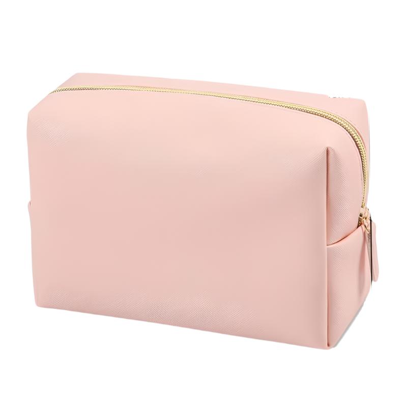 Astuccio da viaggio rosa in pelle sintetica con cerniera dorata, ideale per cosmetici e accessori. Design elegante e spazioso.