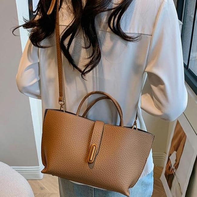 Donna con borsa a tracolla in pelle marrone, design elegante, indossa camicia bianca. Accessorio moda femminile, stile casual chic.