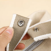 Cerniera in metallo su borsa di tela beige, chiusura a scatto, dettaglio tessuto resistente, accessorio moda, design pratico e durevole.