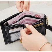 Portafoglio nero in pelle con cerniera, carte di credito e banconote cinesi. Design elegante, compatto e funzionale per uso quotidiano.