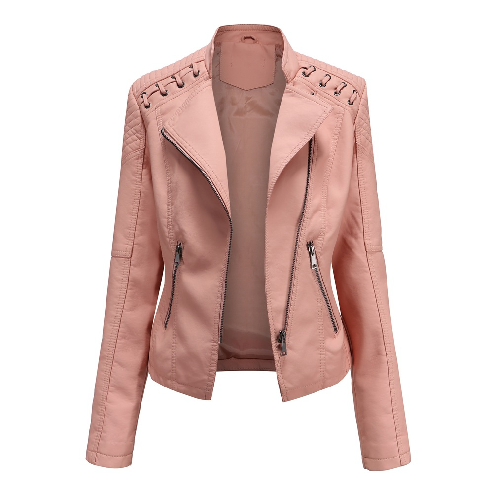 Giacca da donna in ecopelle rosa, stile motociclista, con zip asimmetrica e dettagli trapuntati sulle spalle. Moda femminile, abbigliamento trendy.