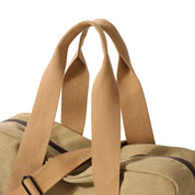 Borsa da viaggio in tela beige con manici robusti, chiusura a zip. Design resistente, ideale per viaggi e uso quotidiano. Accessorio moda unisex.