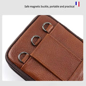 Custodia in pelle marrone con fibbia magnetica sicura, portatile e pratica, dotata di anelli metallici. Accessorio elegante e funzionale.