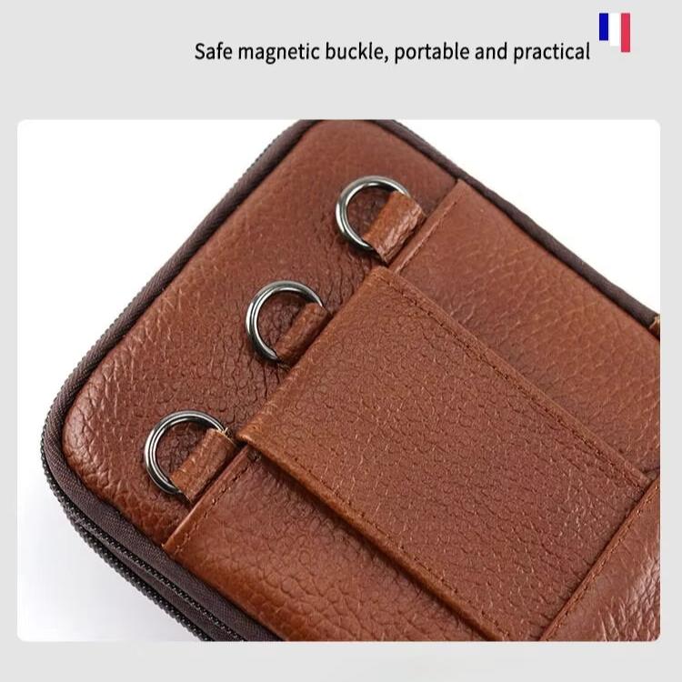 Custodia in pelle marrone con fibbia magnetica sicura, portatile e pratica, dotata di anelli metallici. Accessorio elegante e funzionale.