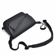 Tracolla impermeabile nera, design moderno, con tasca frontale e cinghia regolabile. Ideale per viaggi e uso quotidiano. Accessorio moda unisex.