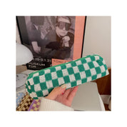 Astuccio a quadri verde e bianco tenuto in mano, design moderno, ideale per scuola o ufficio. Accessorio pratico e alla moda.