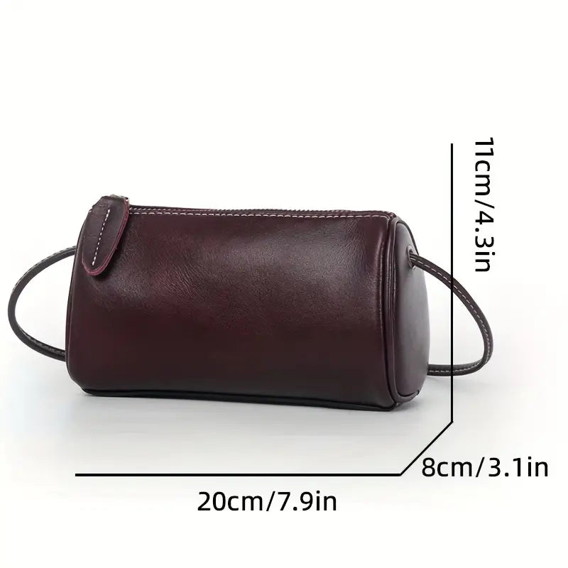 Borsetta cilindrica in pelle marrone scuro con cerniera, dimensioni 20x8x11 cm, elegante e compatta, ideale per accessori moda e uso quotidiano.