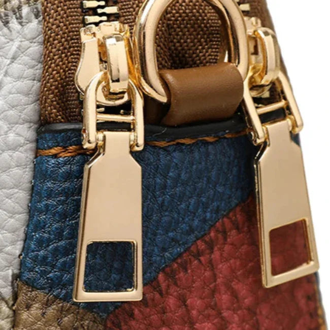 Borsa in pelle multicolore con dettagli in metallo dorato, chiusura a zip robusta. Design elegante e moderno, accessorio moda di tendenza.