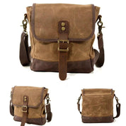 Borsa a tracolla in tela cerata marrone, design vintage, con chiusura a fibbia e dettagli in pelle. Ideale per uomo e donna, resistente e versatile.