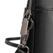 Borsa a tracolla in pelle nera con chiusura a zip e dettagli metallici argentati. Design elegante e moderno, ideale per moda femminile.