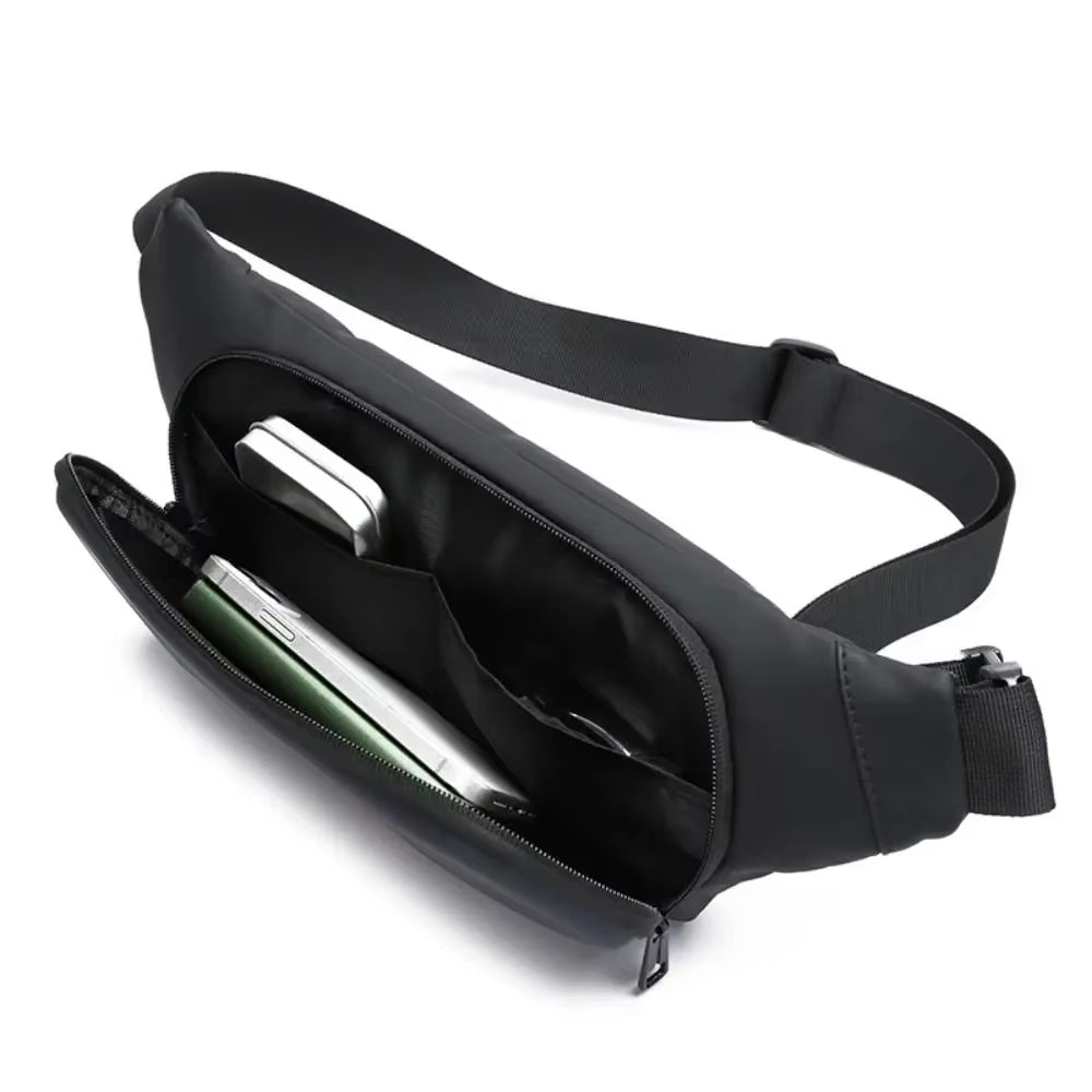 Marsupio nero in tessuto impermeabile con cerniera aperta, scomparti interni e oggetti come smartphone e penna. Accessorio moda pratico e versatile.