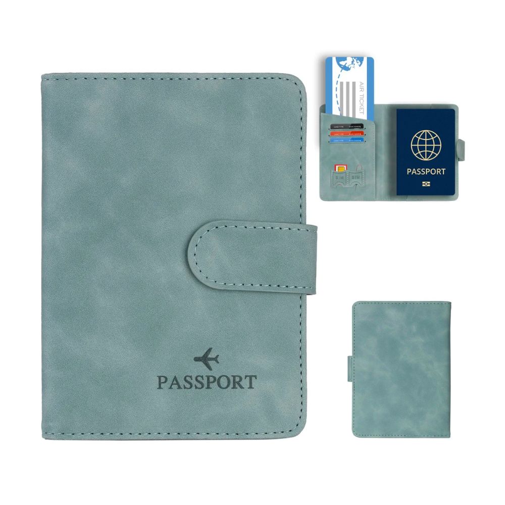 Porta passaporto in pelle verde acqua con chiusura a bottone, scomparti per carte di credito e documenti. Accessorio da viaggio elegante e funzionale.