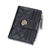 Portafoglio donna in pelle nera con motivo trapuntato, chiusura a bottone e cerniera dorata. Accessorio elegante e funzionale.