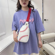 Donna con maglietta viola e borsa a tracolla bianca con motivo di cuciture da baseball rosse. Stile casual, moda urbana, accessori sportivi.