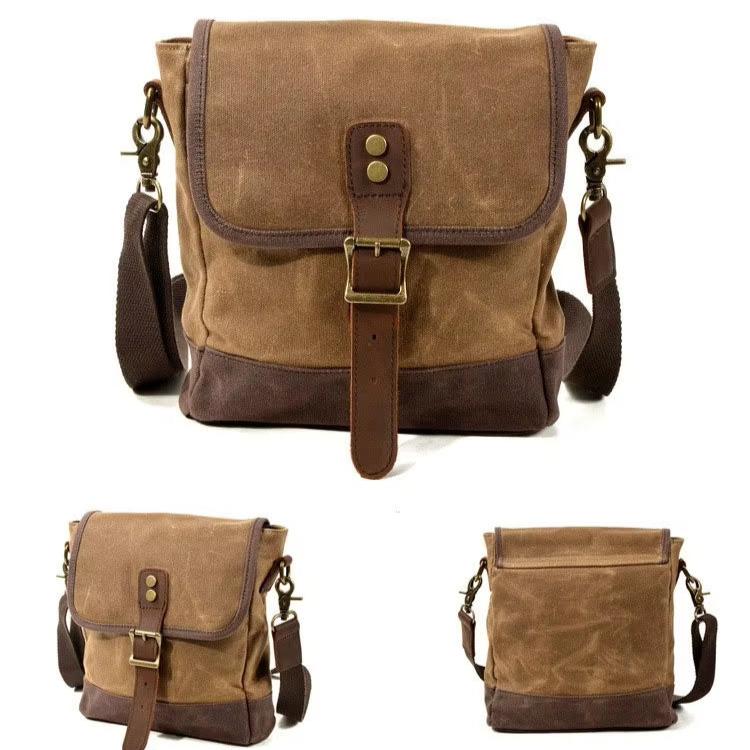Borsa a tracolla in tela cerata marrone con dettagli in pelle, chiusura a fibbia, tasche multiple, ideale per uomo e donna, stile vintage.