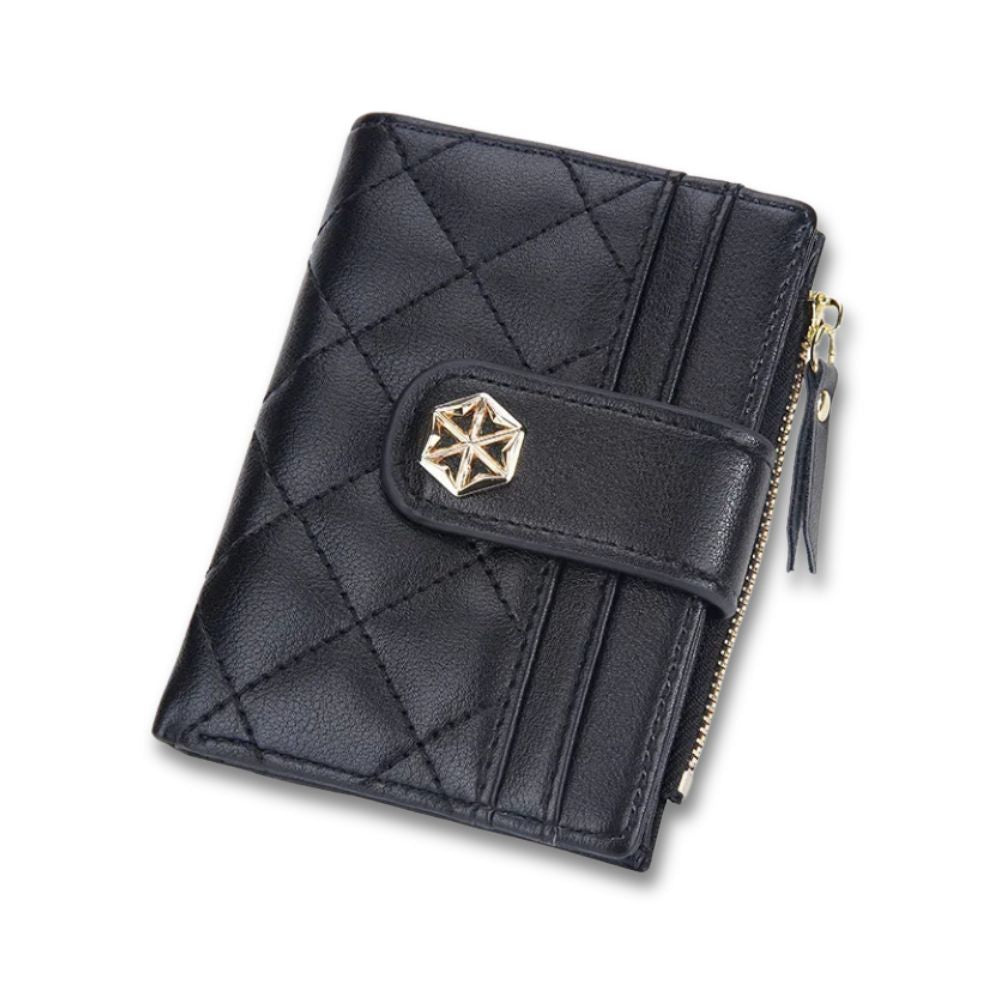 Portafoglio donna in pelle nera con motivo trapuntato, chiusura a bottone e cerniera dorata. Elegante accessorio moda, ideale per regali.