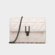 Borsa a tracolla in pelle trapuntata bianca con catena metallica, chiusura a scatto, design elegante e moderno. Accessorio moda donna.