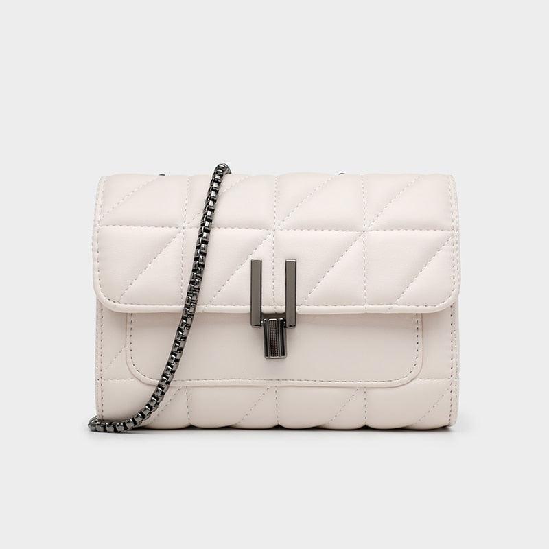Borsa a tracolla in pelle trapuntata bianca con catena metallica, chiusura a scatto, design elegante e moderno, accessorio moda donna.