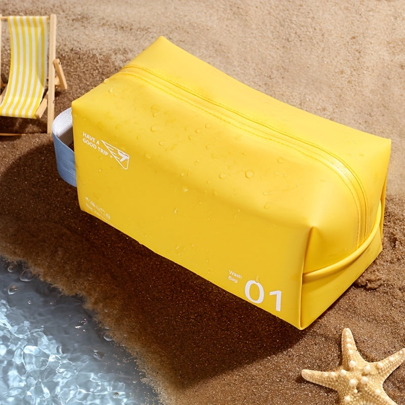 Astuccio da viaggio giallo impermeabile su spiaggia sabbiosa, vicino all'acqua. Design moderno, ideale per vacanze estive e organizzazione bagagli.