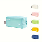 Set di astucci da viaggio colorati, impermeabili, con cerniera, disponibili in sei varianti: azzurro, bianco, rosa, verde, giallo, blu. Ideali per organizzare accessori.