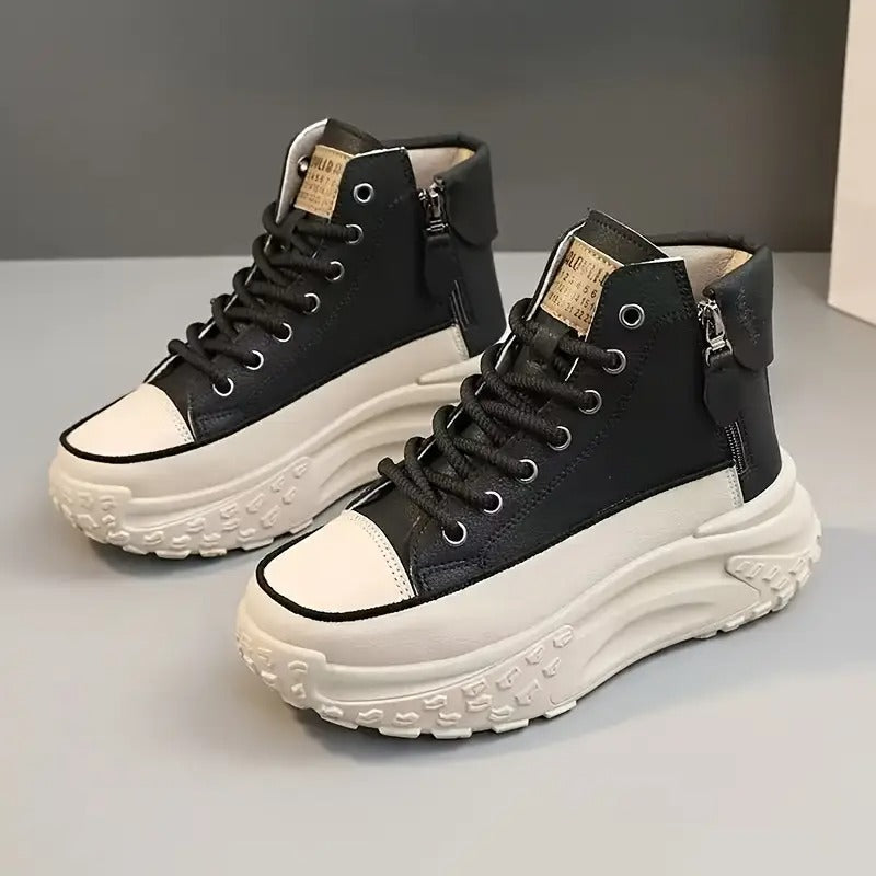 Scarpe da ginnastica alte nere e bianche con suola spessa, design moderno, lacci neri, dettagli in pelle, zip laterale, moda streetwear.