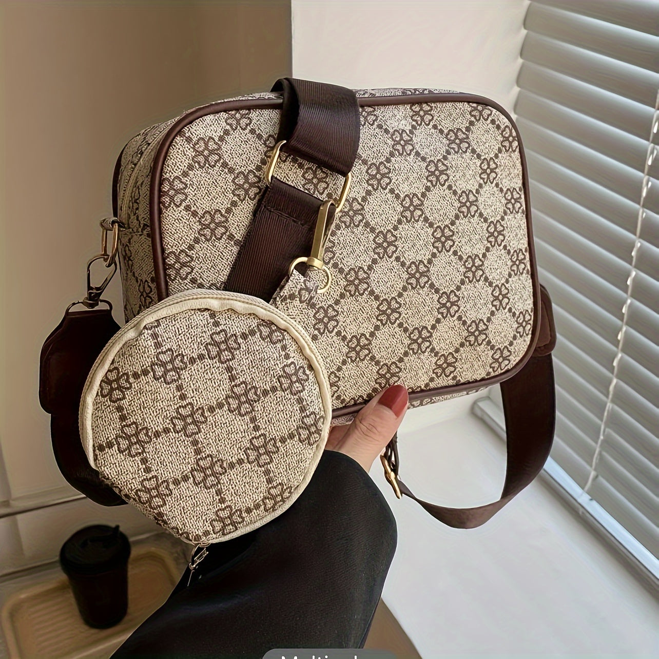 Borsa a tracolla beige con motivo geometrico marrone, cinturino regolabile e pochette rotonda coordinata. Elegante accessorio moda femminile.