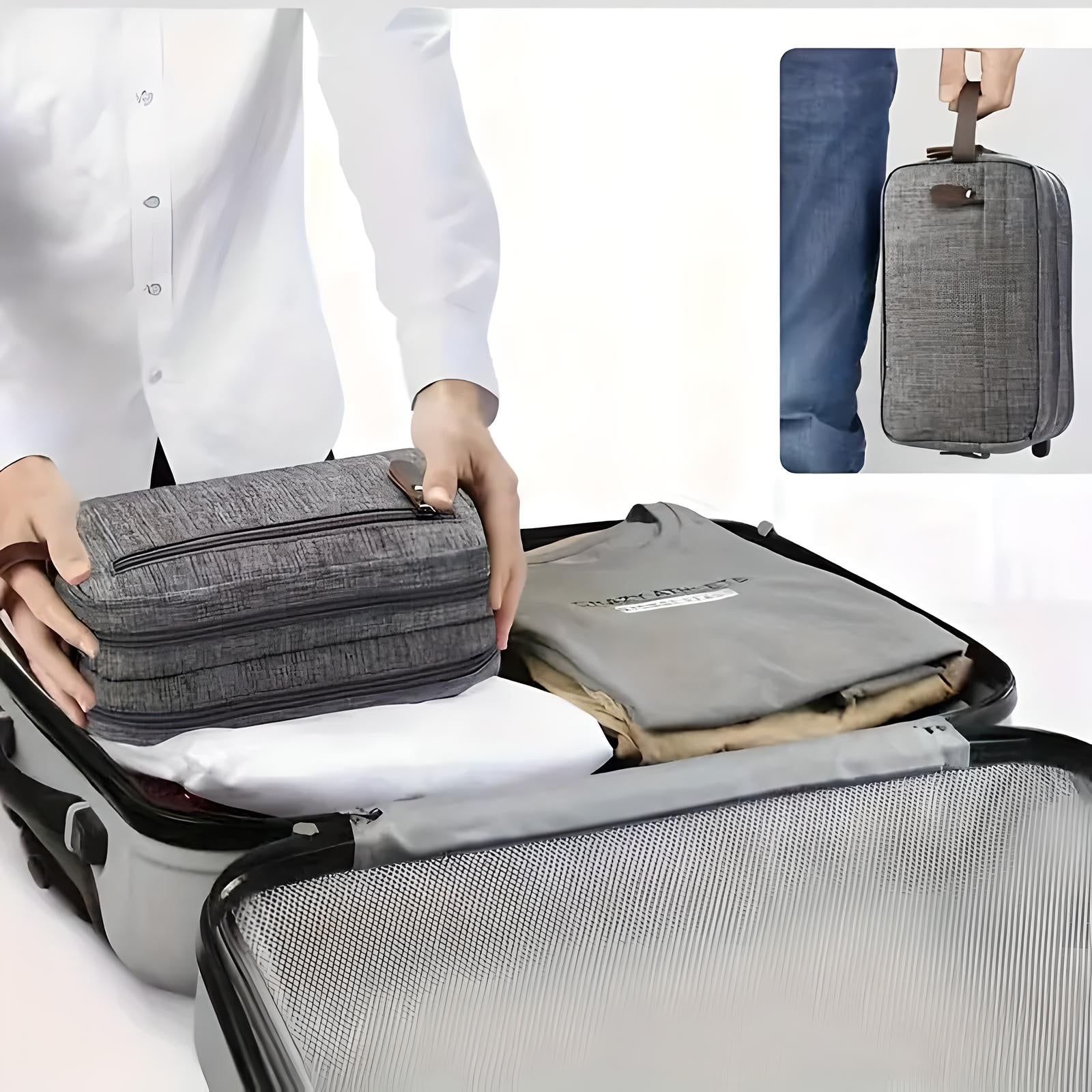 Valigia aperta con organizer da viaggio grigio, abbigliamento piegato ordinatamente. Uomo in camicia bianca. Viaggio, organizzazione bagagli.