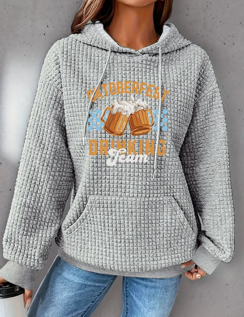 Felpa grigia con cappuccio, design "Oktoberfest Drinking Team", tazze di birra stampate, tessuto a coste, moda casual autunnale donna.