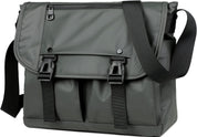 Borsa a tracolla impermeabile grigia con chiusure a fibbia, tasche frontali e cerniera superiore. Design moderno e funzionale per uomo e donna.