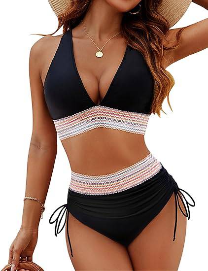 Donna in bikini nero a vita alta con dettagli a righe, cappello di paglia e collana dorata. Moda mare estiva, costumi da bagno eleganti.