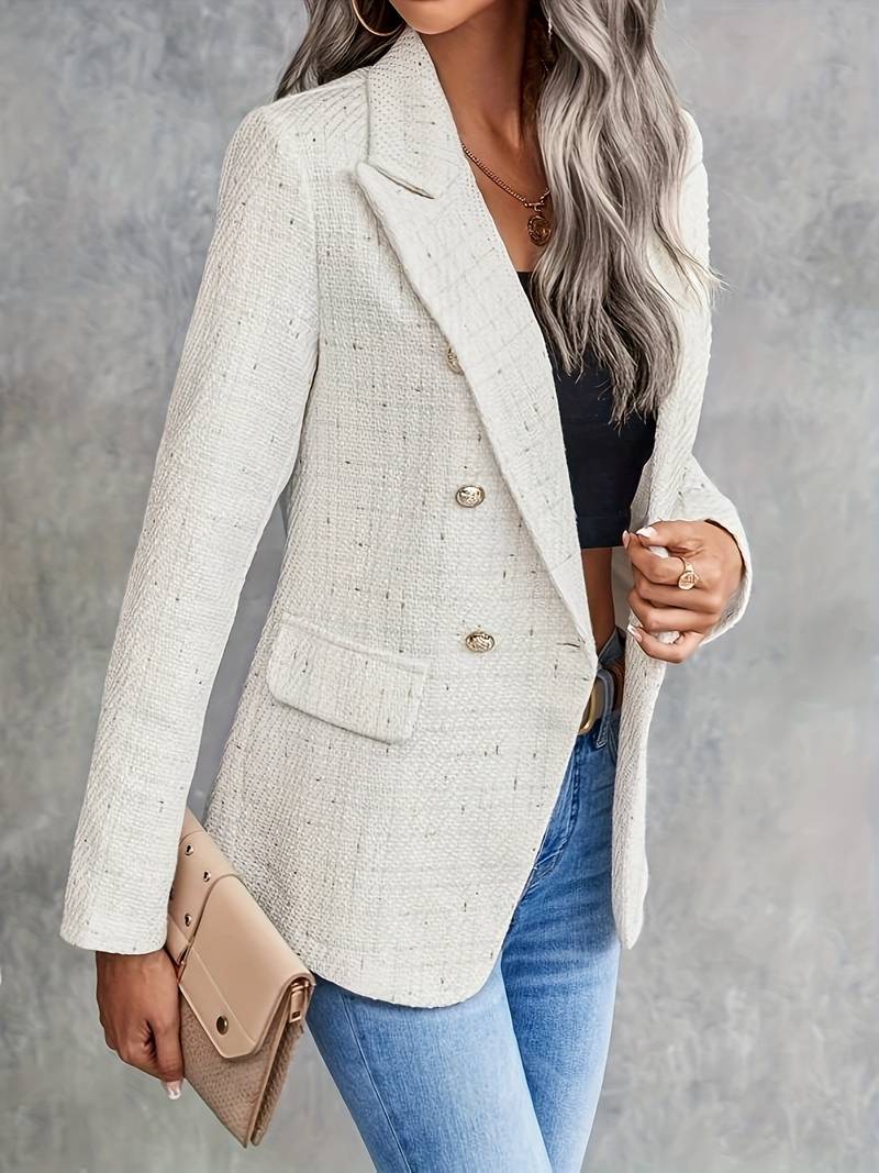 Giacca elegante donna in tweed bianco, doppio petto, abbinata a jeans e top nero. Moda femminile, stile casual chic, abbigliamento autunnale.