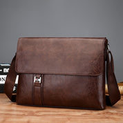Borsa a tracolla in pelle marrone, design elegante, chiusura a fibbia, ideale per lavoro e ufficio. Accessorio moda uomo, alta qualità.