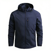 Giacca impermeabile blu scuro con cappuccio, tasche con zip, design moderno. Ideale per outdoor, trekking, sport. Materiale resistente e leggero.