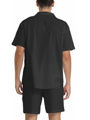 Camicia uomo nera a maniche corte, vista posteriore, abbinata a pantaloncini neri. Abbigliamento estivo casual, tessuto leggero e traspirante.