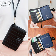 Portafoglio nero in pelle con protezione RFID, tasche per carte di credito e passaporto. Design elegante e funzionale per viaggi sicuri.
