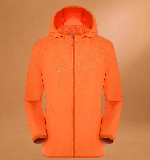 Giacca a vento arancione con cappuccio, chiusura a zip frontale, design leggero e impermeabile. Ideale per attività outdoor e sport.