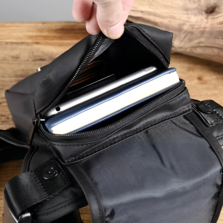 Zaino nero aperto con tasca interna, contenente un tablet, un libro e un portafoglio. Design moderno, ideale per viaggi e lavoro.