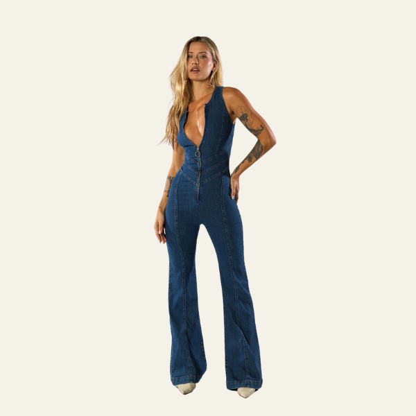 Donna in tuta jeans blu scuro con scollo a V e pantaloni a zampa, stile casual chic. Moda femminile, abbigliamento denim trendy.