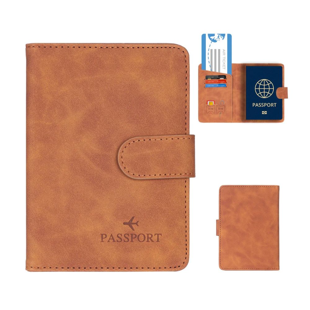 Porta passaporto in pelle marrone con chiusura a bottone, scomparti per carte di credito e documenti di viaggio. Accessorio elegante e funzionale.