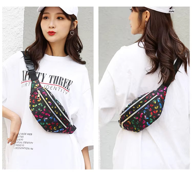 Donna con marsupio nero a fantasia floreale, indossa cappello bianco e maglietta oversize. Moda casual, accessori trendy, street style.