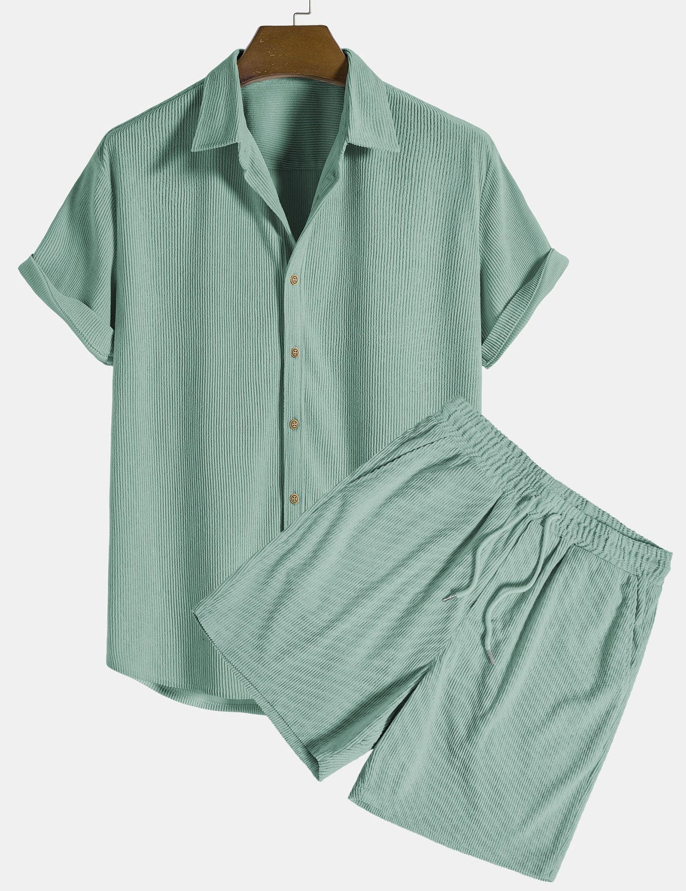Completo estivo uomo verde menta, camicia a maniche corte e pantaloncini coordinati, tessuto leggero, ideale per look casual e freschi.