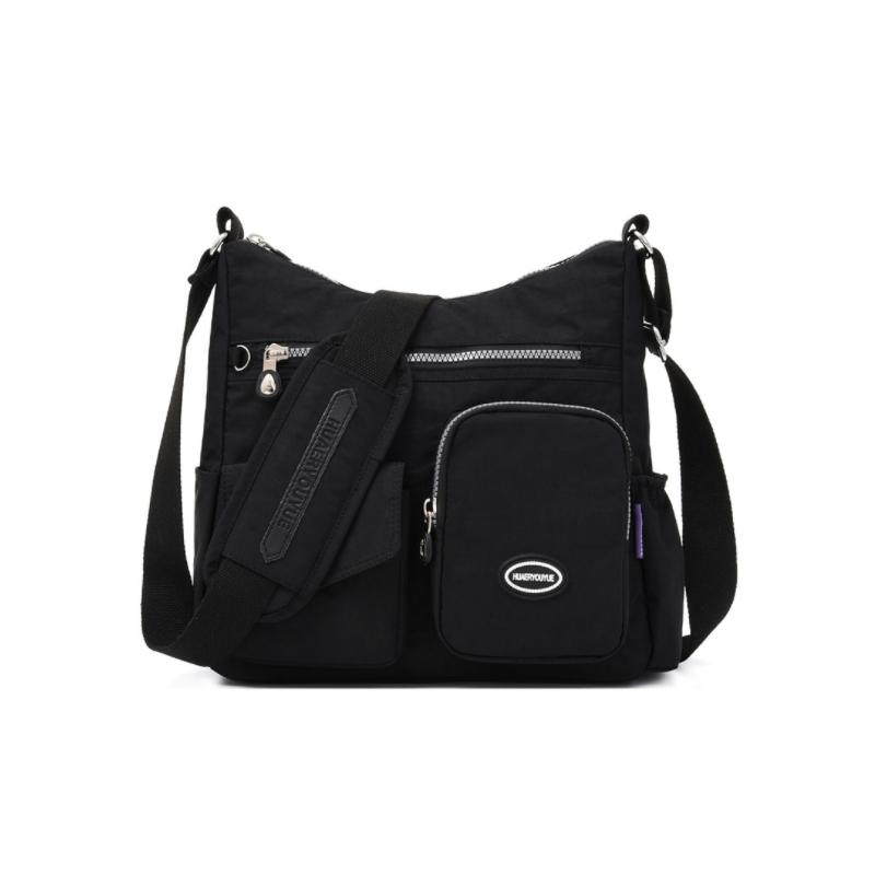 Borsa a tracolla nera in nylon con tasche multiple, cerniere e logo frontale. Design unisex, ideale per viaggi e uso quotidiano.