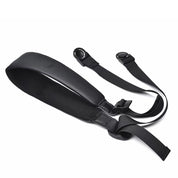 Cinghia tracolla regolabile nera per fotocamera, design ergonomico, imbottitura in rete traspirante, accessorio fotografico resistente e confortevole.