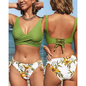 Bikini donna verde e bianco con stampa floreale, top incrociato e slip regolabili. Costume da bagno estivo, moda mare 2023.