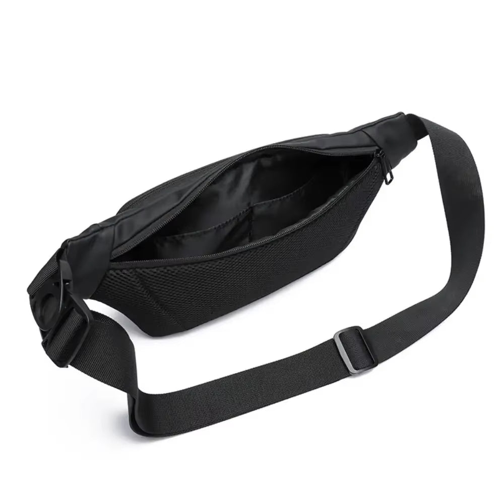 Marsupio nero in tessuto resistente con cerniera aperta e cintura regolabile. Design moderno e pratico per viaggi e attività all'aperto.