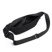 Marsupio nero in tessuto resistente con cerniera aperta e cintura regolabile. Design moderno e pratico per viaggi e attività all'aperto.